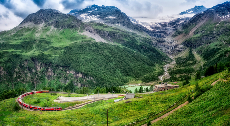 Schweiz Bernina Express Berge Foto iStock michelangeloop